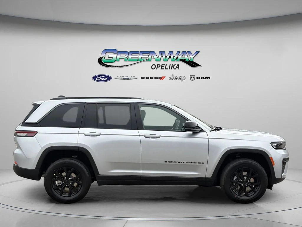 New 2026 Silver Zynith Exterior Paint Jeep Altitude image 8