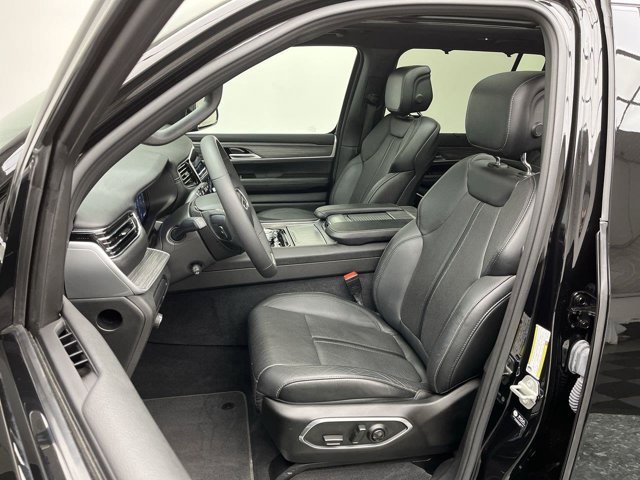 Used 2023 Diamond Black Crystal Pearlcoat Jeep Series III image 11