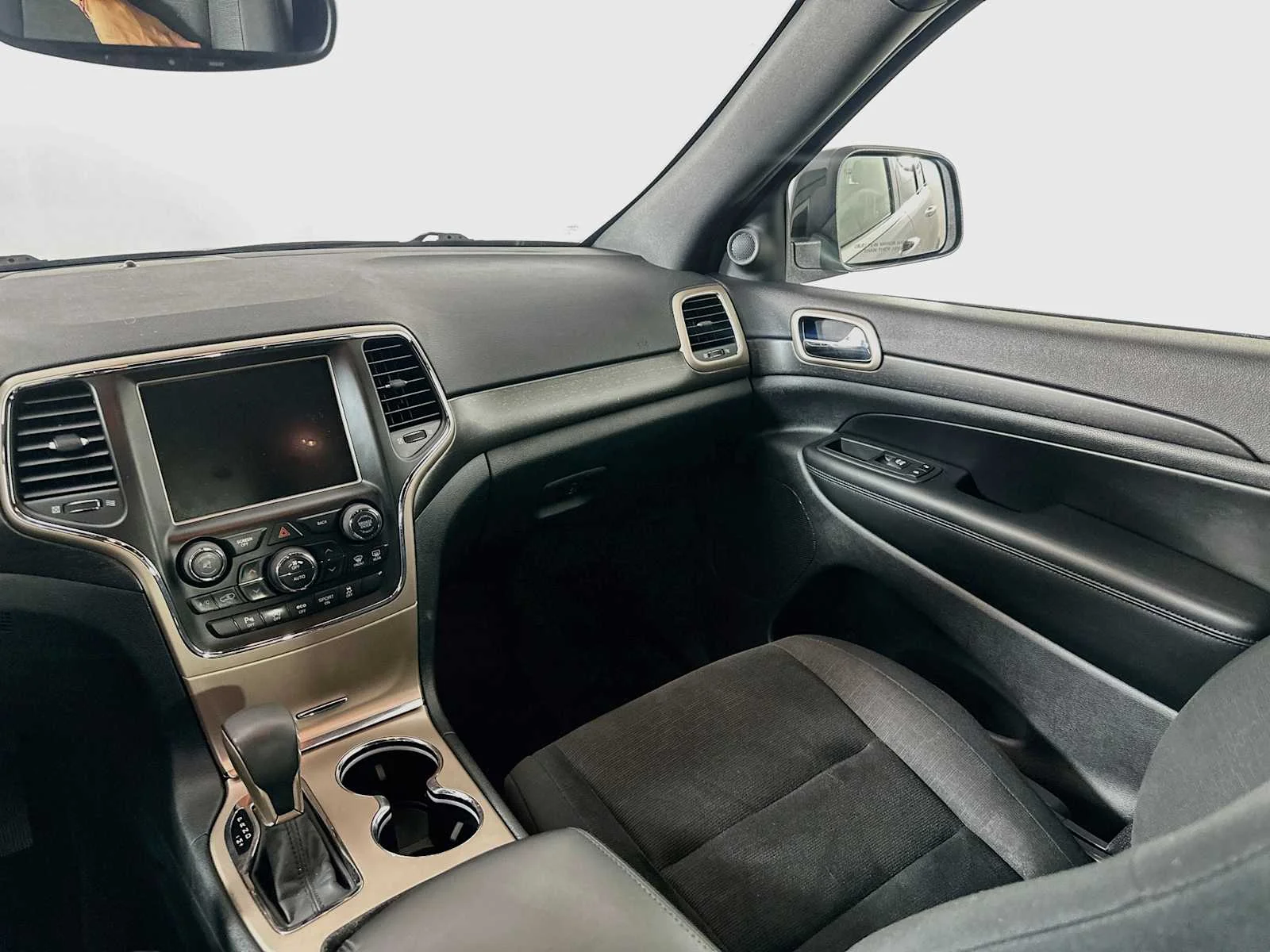 Used 2017 Billet Silver Metallic Clearcoat Jeep Laredo image 20
