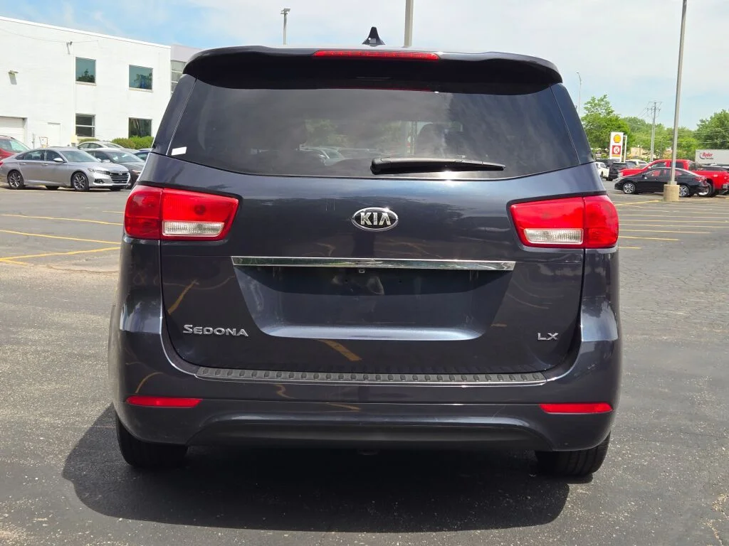 2017 Kia Sedona LX - Photo 13