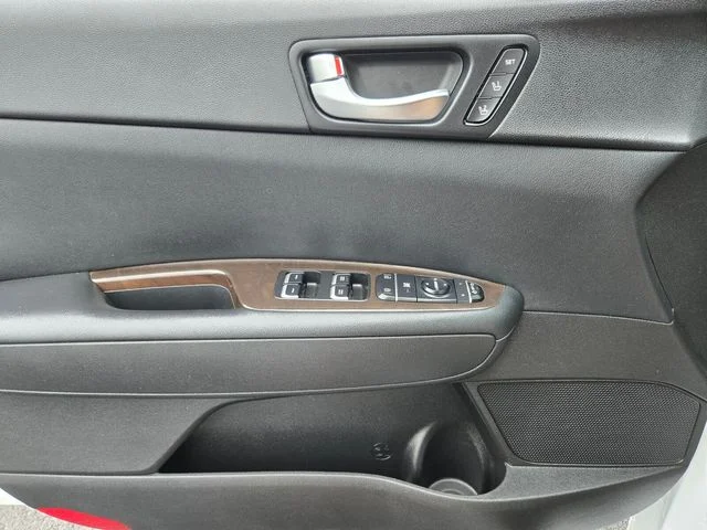 Used 2018 White Kia EX image 37