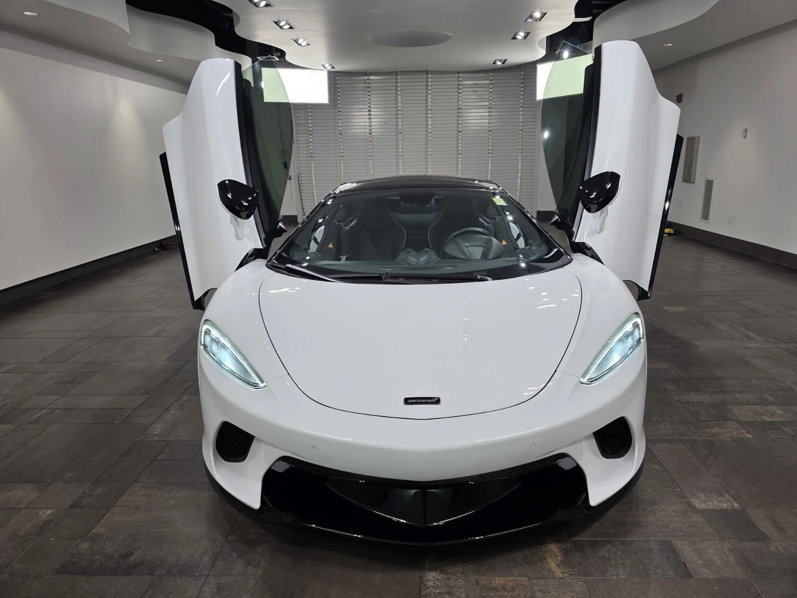 Used 2023 Silica White McLaren  image 17
