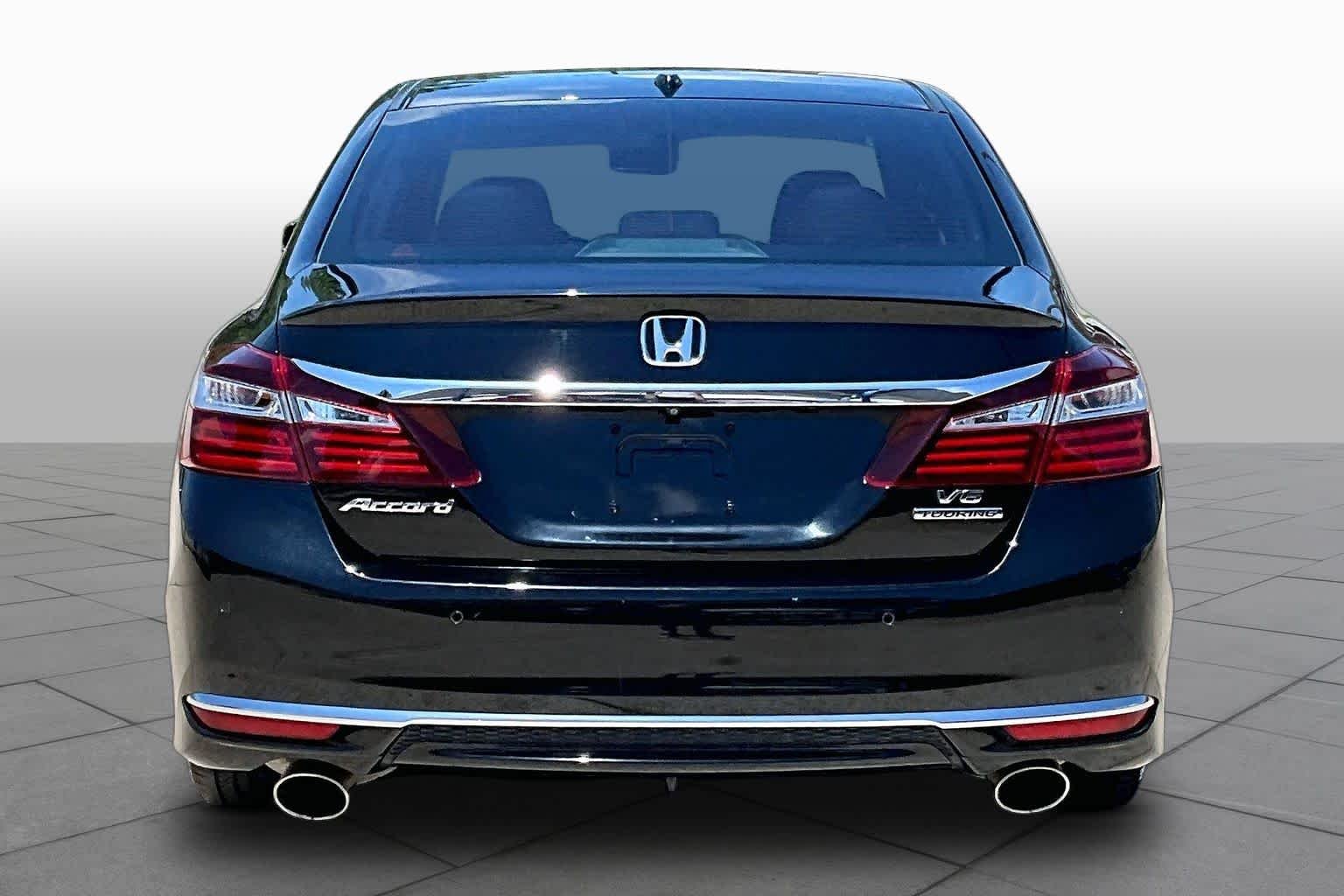 Used 2017 Crystal Black Pearl Honda Touring image 5
