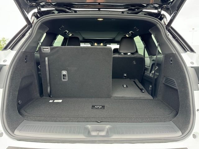 New 2027 2T RAD WHT INFINITI Sport AWD image 37