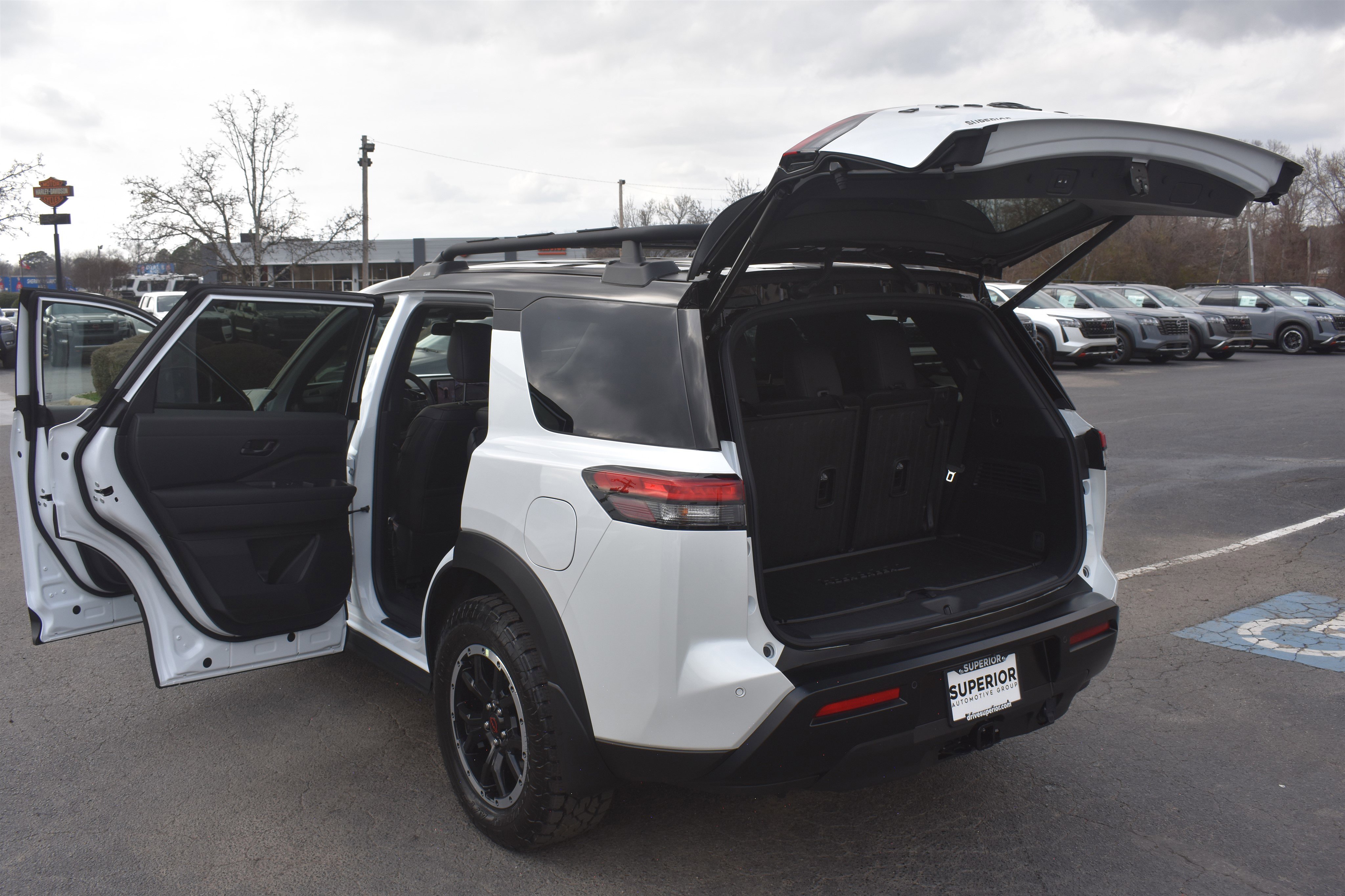 New 2026 Everest White Pearl TriCoat / Super Black Two-tone Nissan Rock Creek® image 18