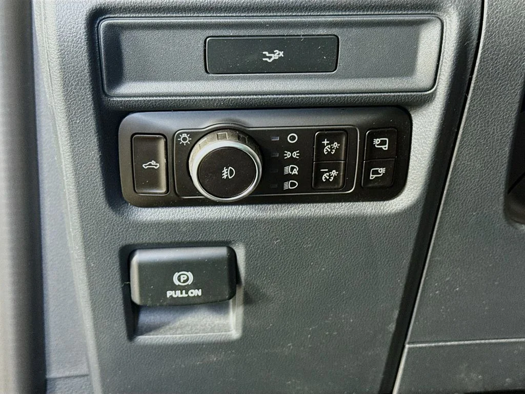 New 2026 Carbonized Gray Metallic Ford XLT image 10