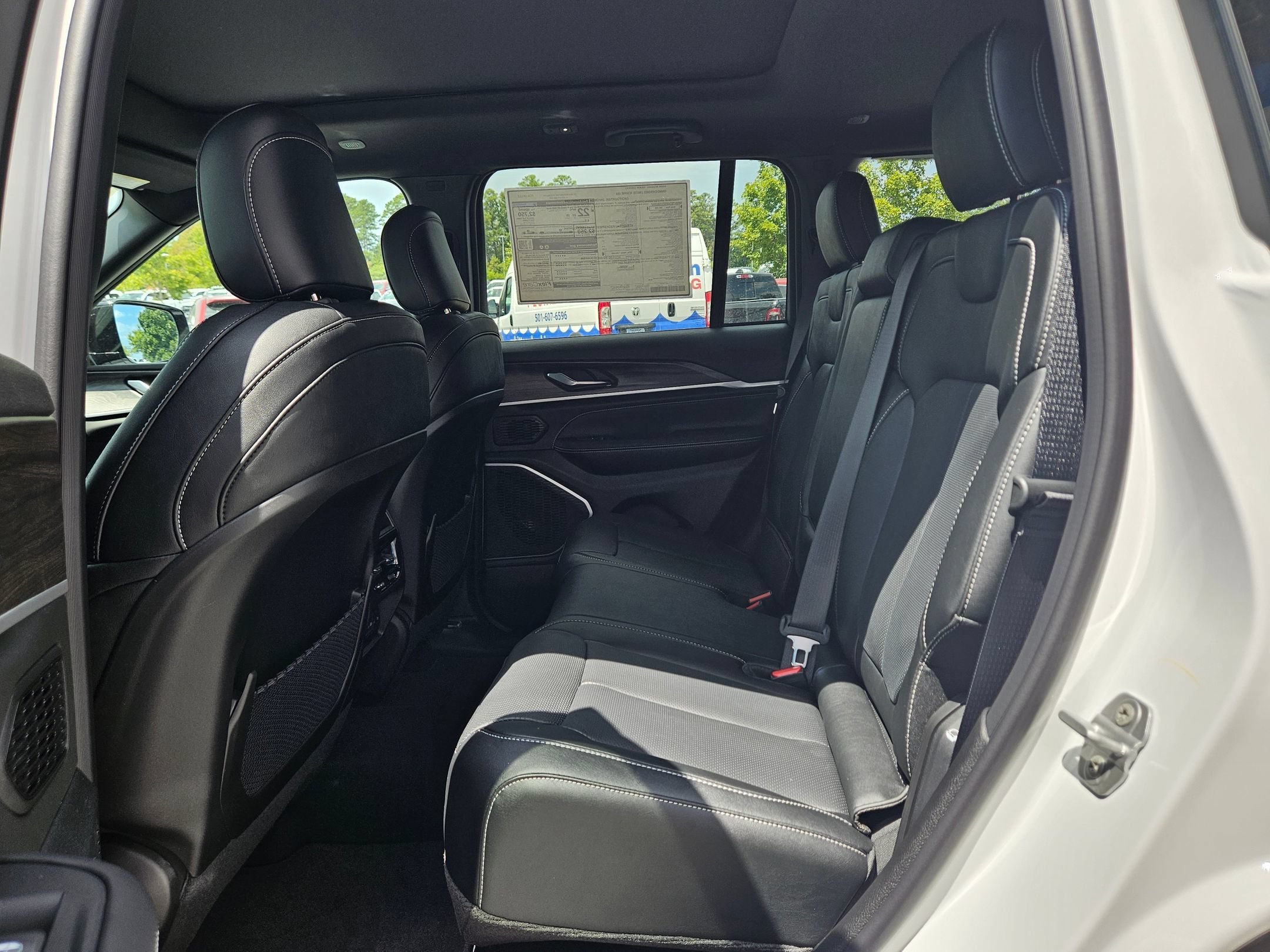 New 2026 Bright White Clear-Coat Exterior Paint Jeep Limited Reserve image 23