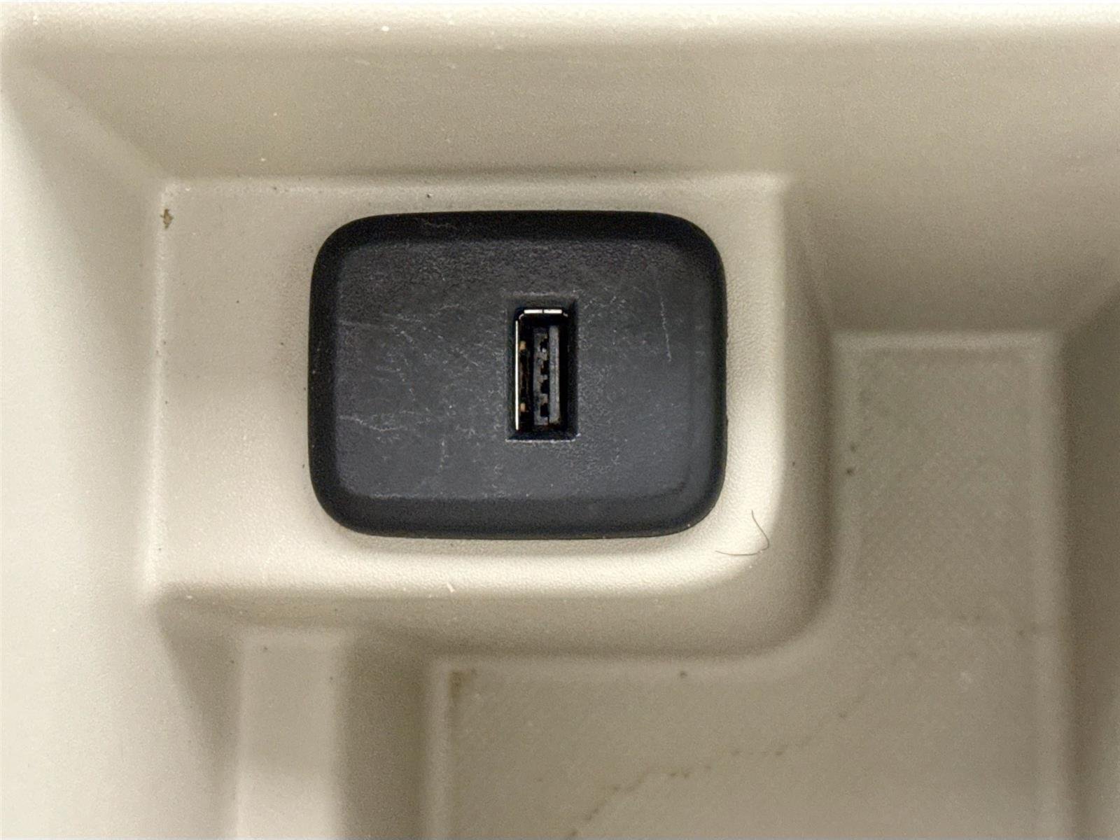 Used 2018 White Frost Tricoat Buick Essence image 35