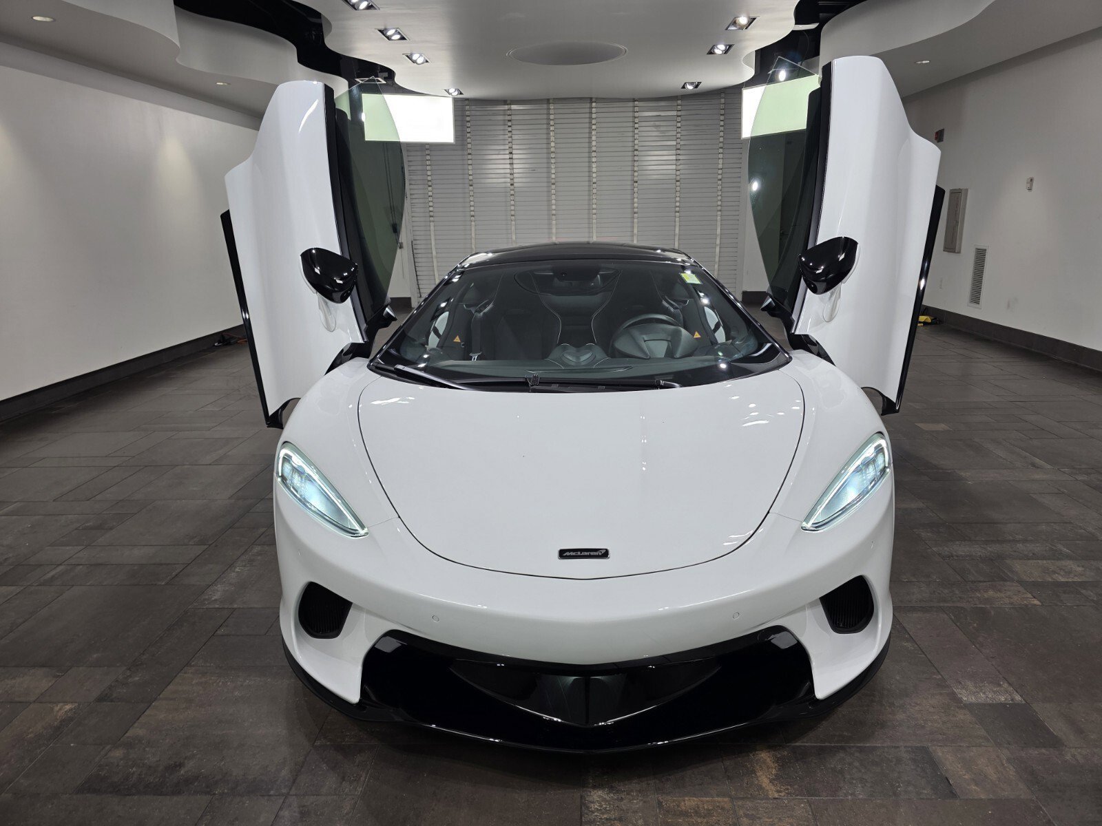 Used 2023 Silica White McLaren  image 17