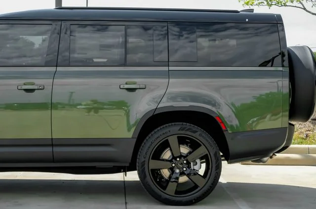 New 2026 Woolstone Green Metallic Land Rover S image 18