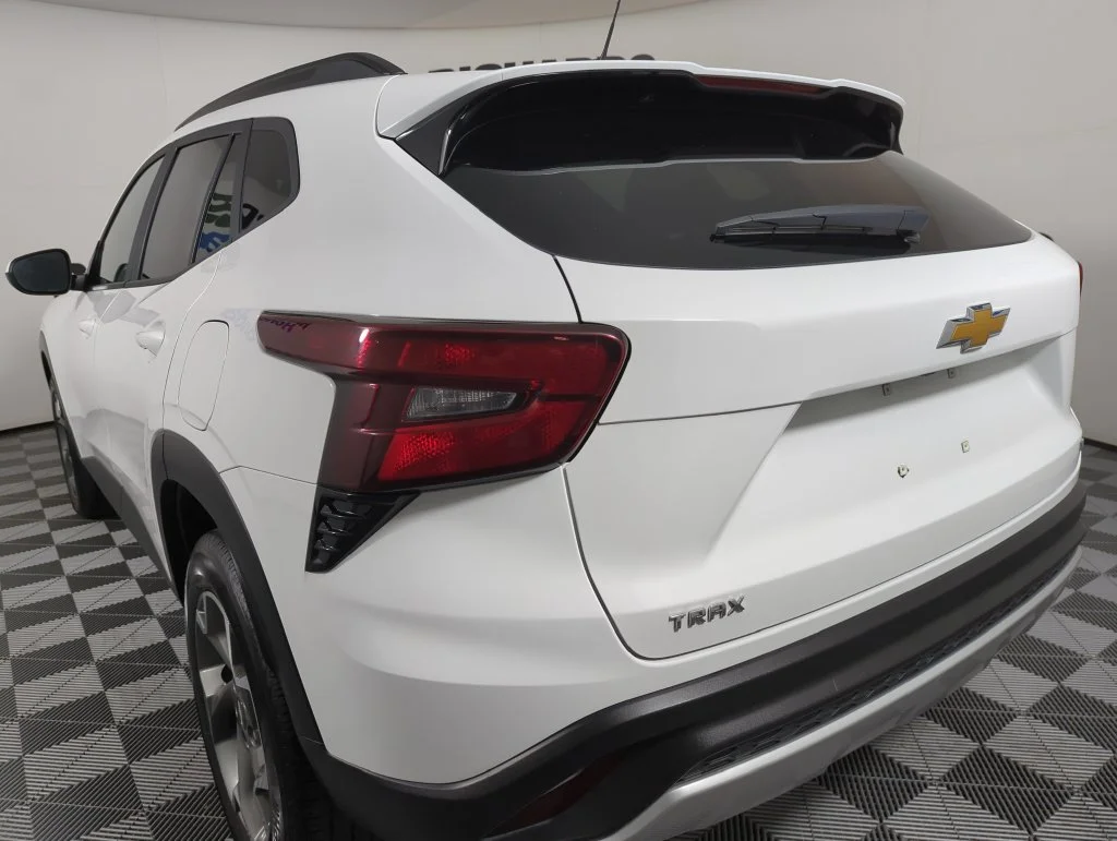 Used 2025 Summit White Chevrolet LT image 2
