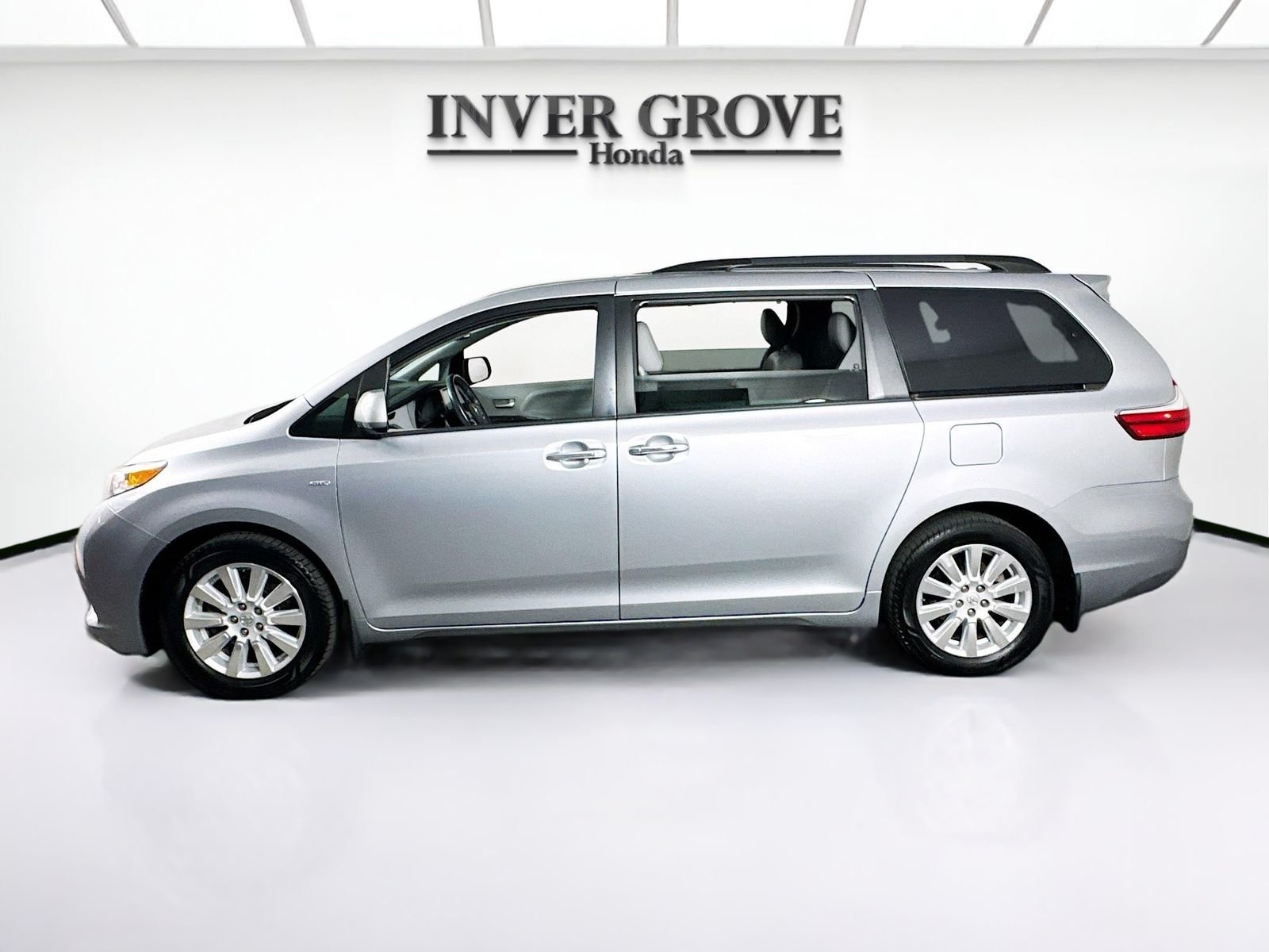 Used 2017 Silver Sky Metallic Toyota XLE Premium AWD image 8