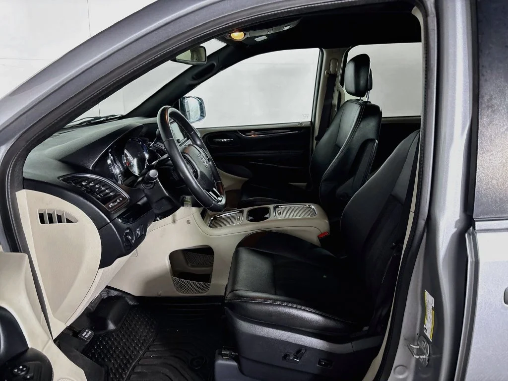 Used 2019 Silver Dodge SXT image 11