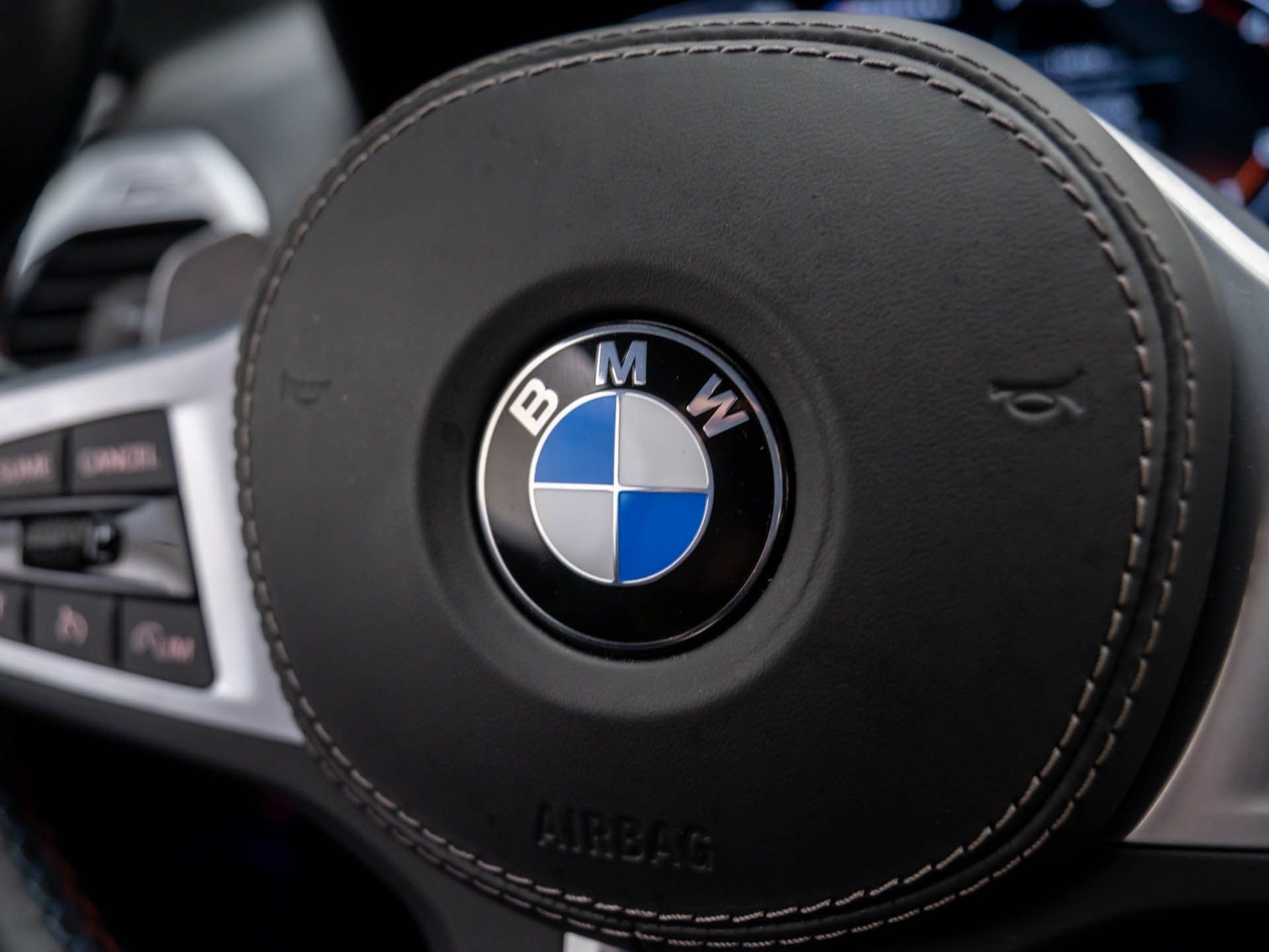 2025 BMW 8 Series M850i - Photo 32