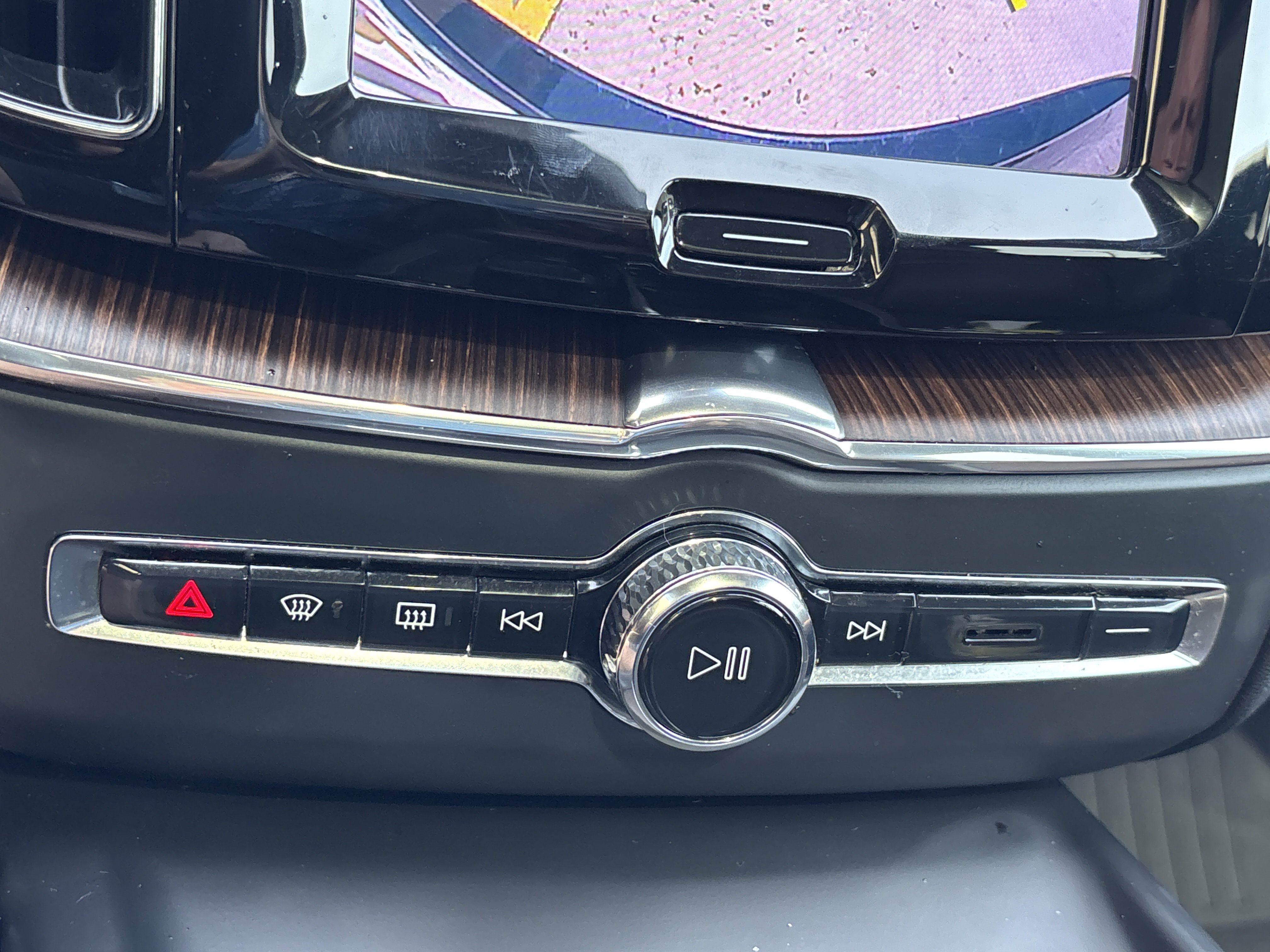 Used 2022 Onyx Black Metallic Volvo Momentum image 32