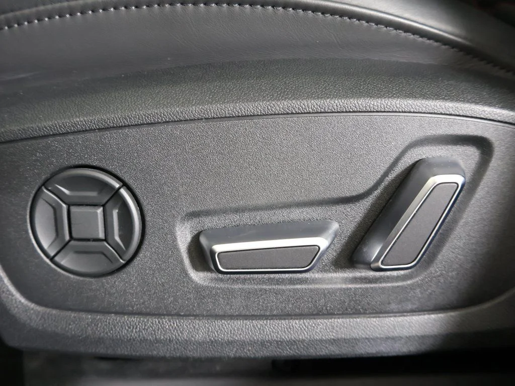 Used 2025 Mythos Black Metallic Audi 4.0T image 36