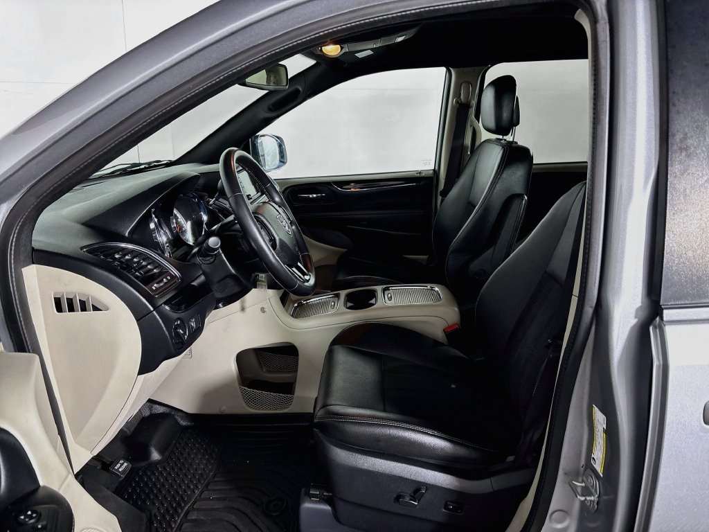 Used 2019 Silver Dodge SXT image 11
