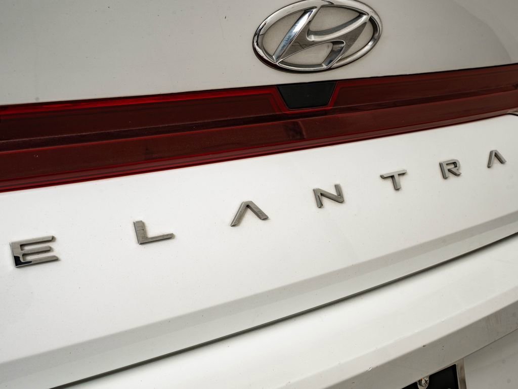 Used 2021 Quartz White Hyundai SE image 17