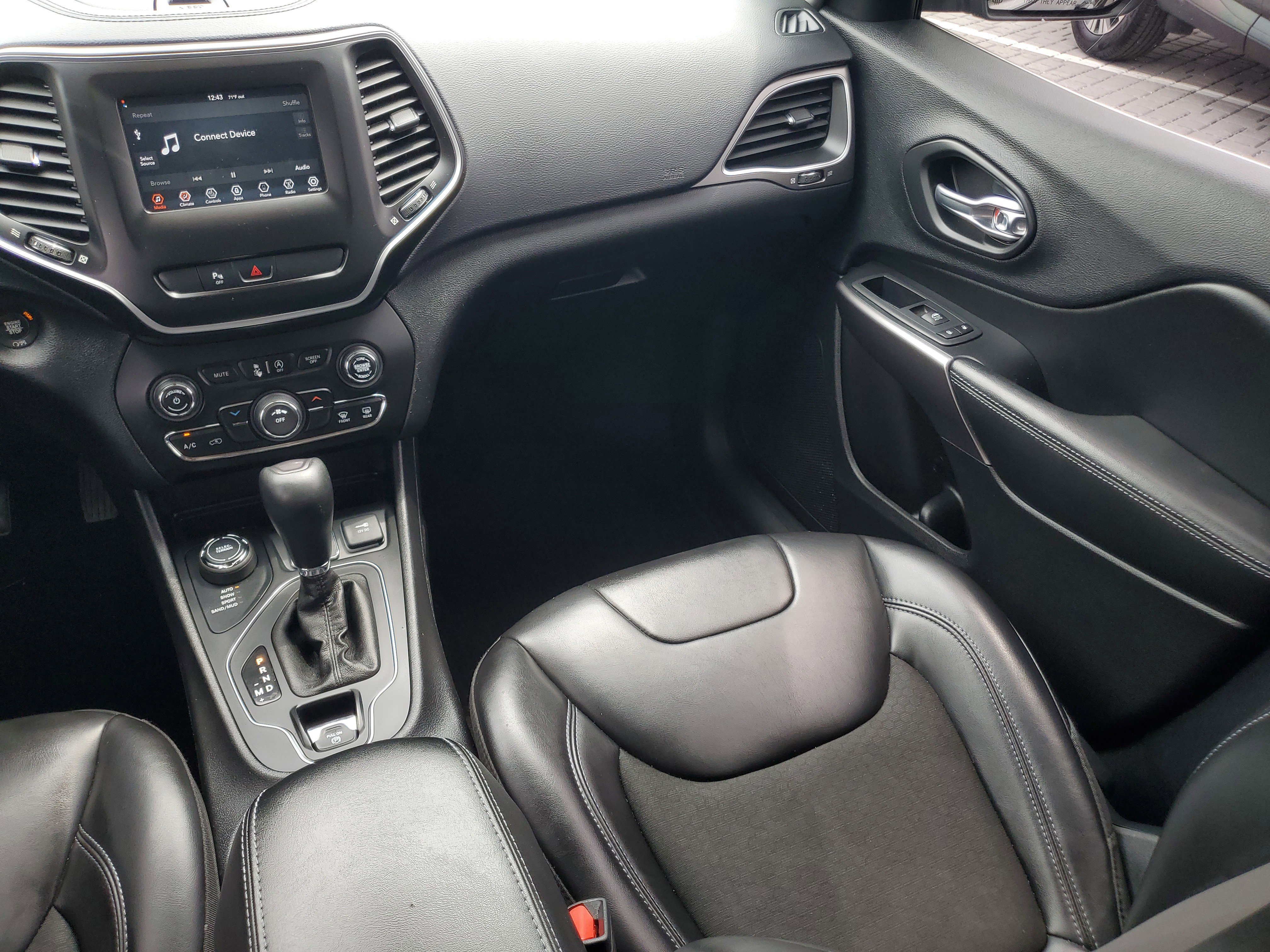 Used 2020 Diamond Black Crystal Pearlcoat Jeep Latitude Plus image 13