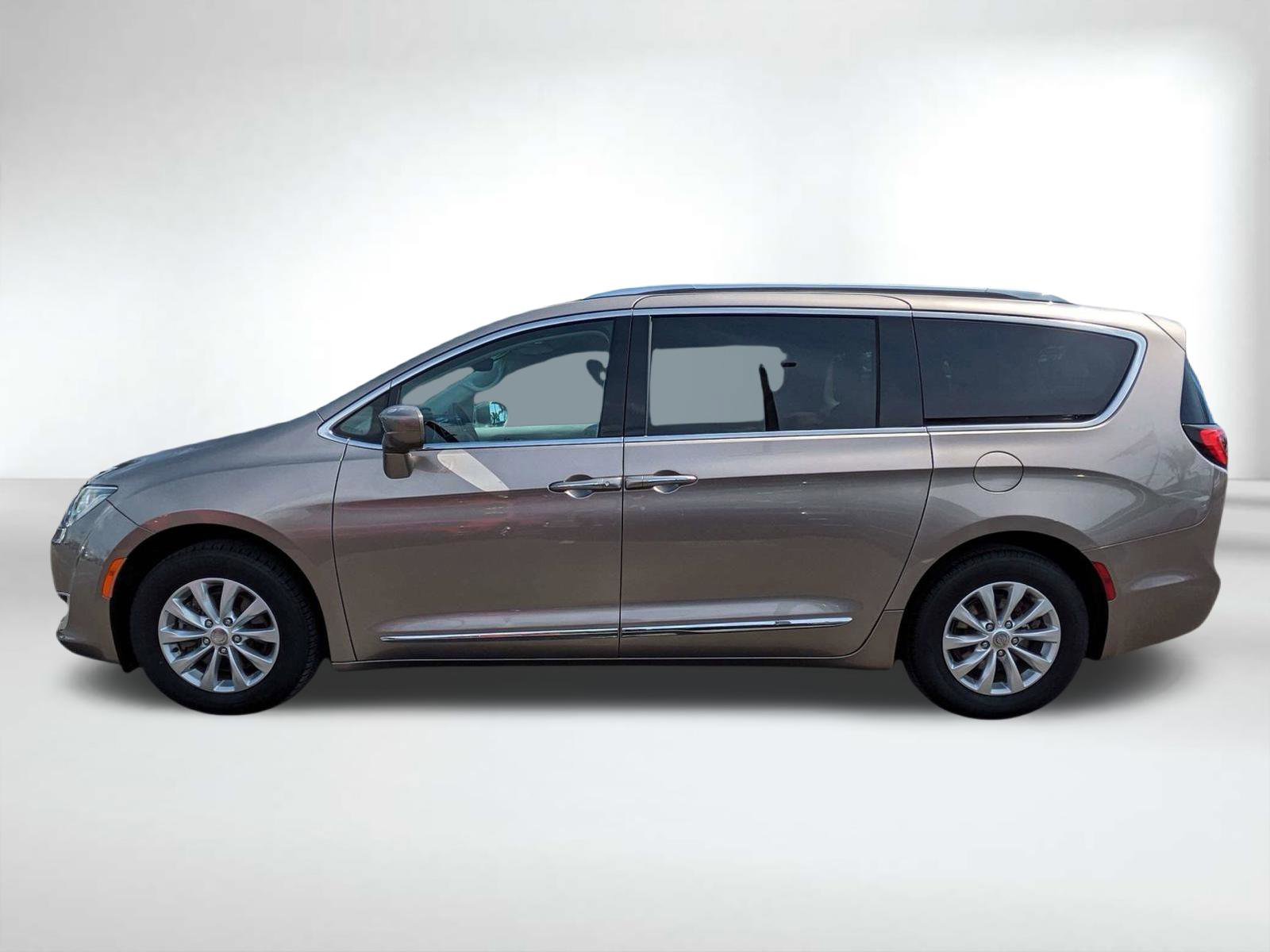 Used 2018 Silver Chrysler Touring L image 8