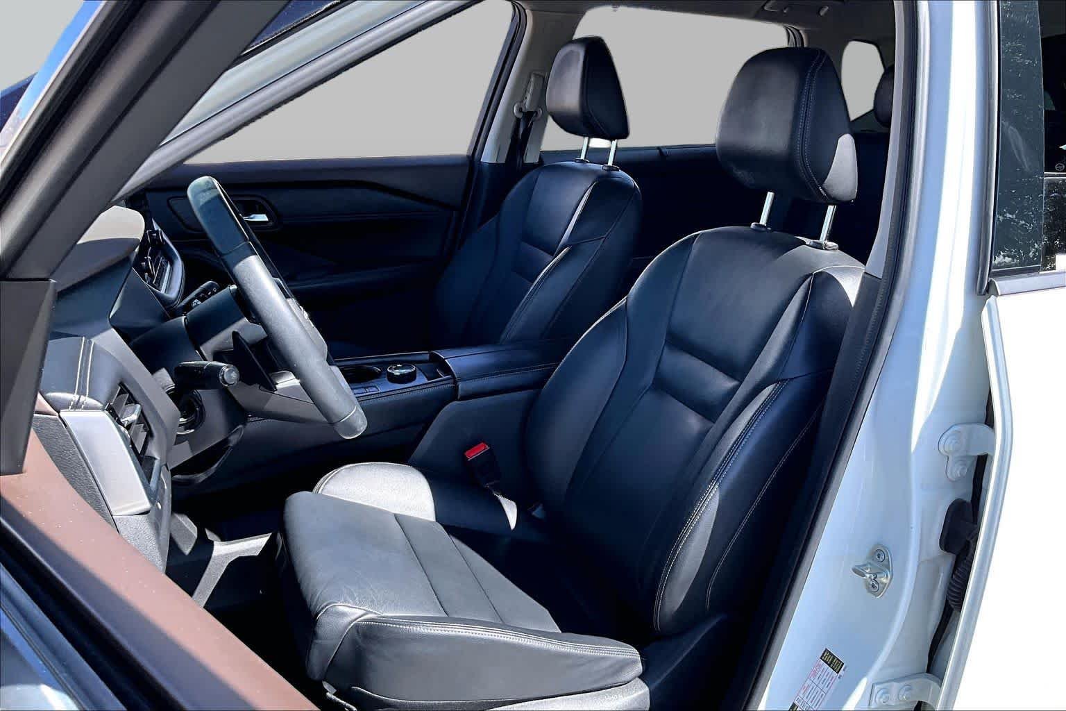 Used 2023 Pearl White Tricoat/Super Black Nissan SL image 9