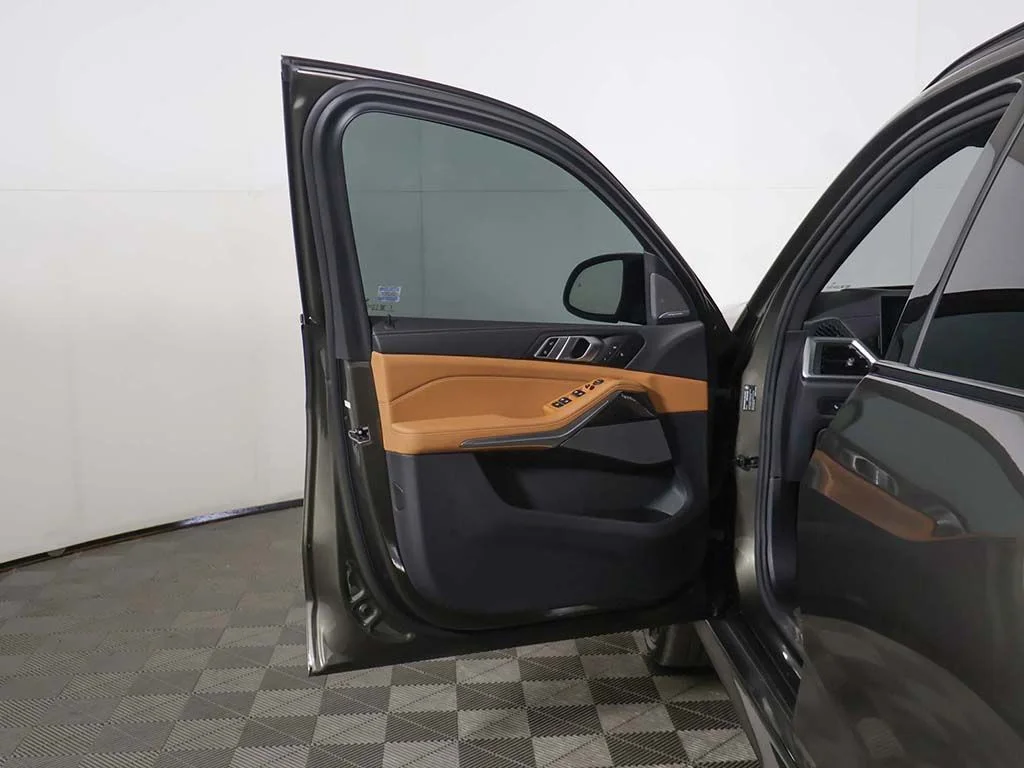 Used 2025 Green BMW M60i image 23