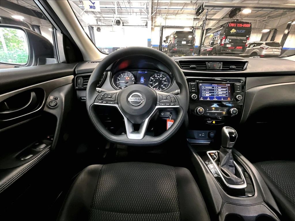 Used 2019 Silver Nissan S image 18