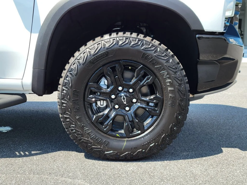 New 2026 Summit White Chevrolet ZR2 image 11