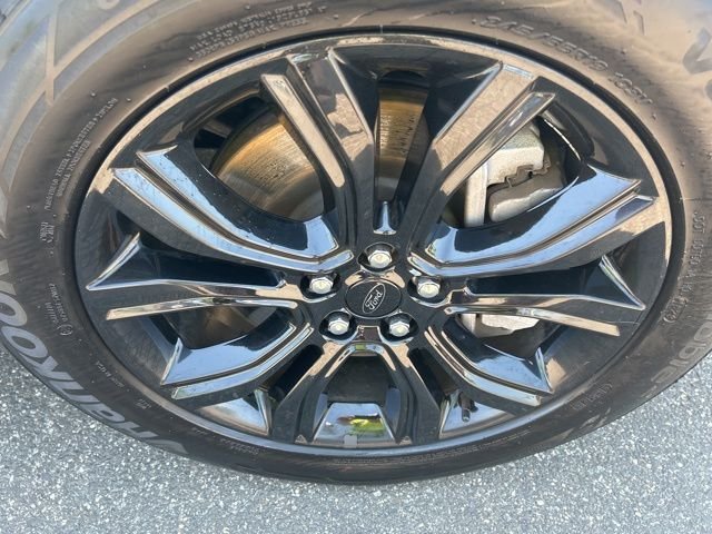 Used 2023 White Ford SE image 9
