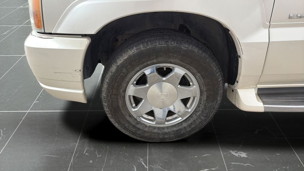 Used 2004 White Cadillac Base image 22
