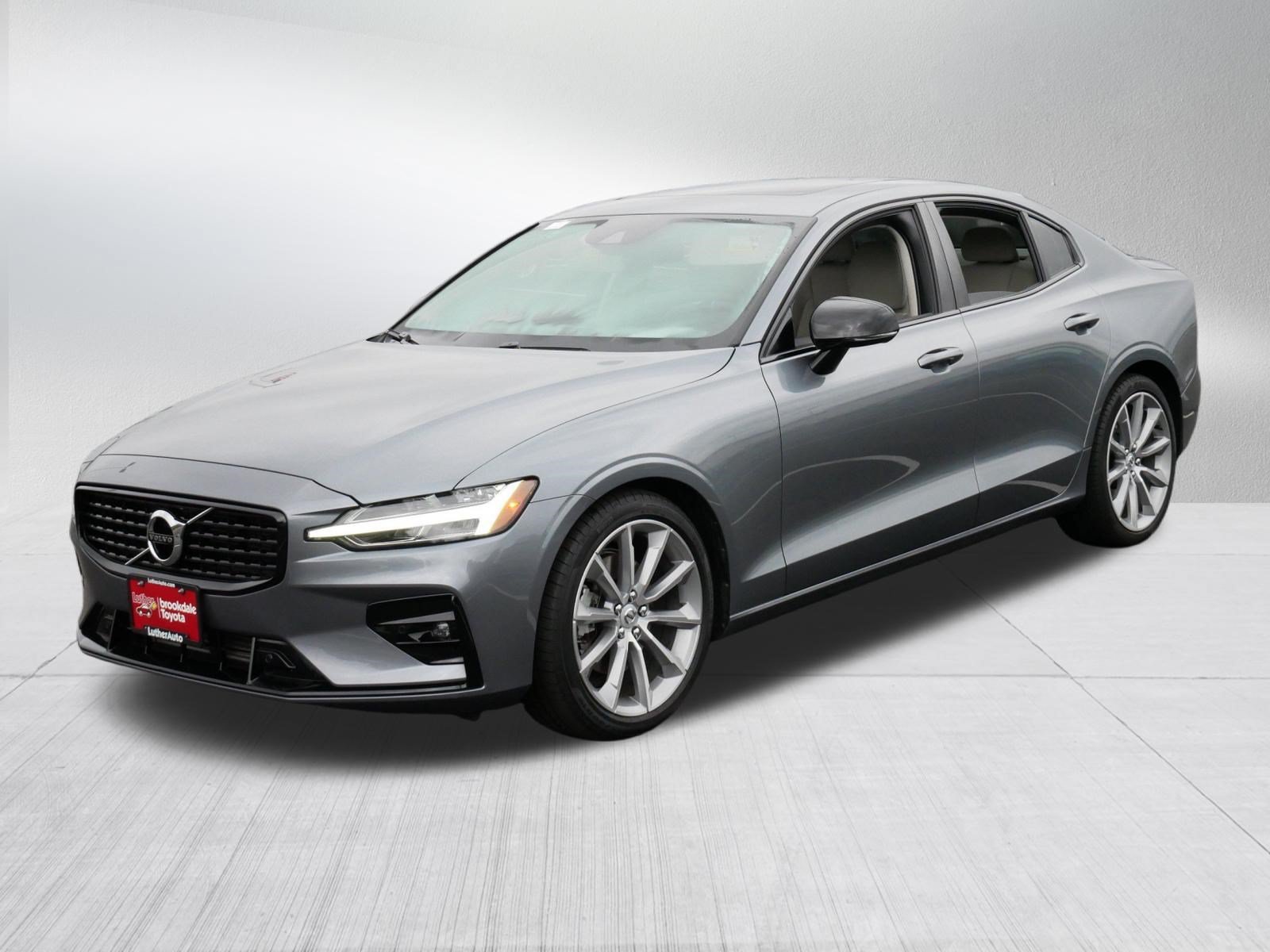 Used 2021 Osmium Grey Metallic Volvo Momentum image 3