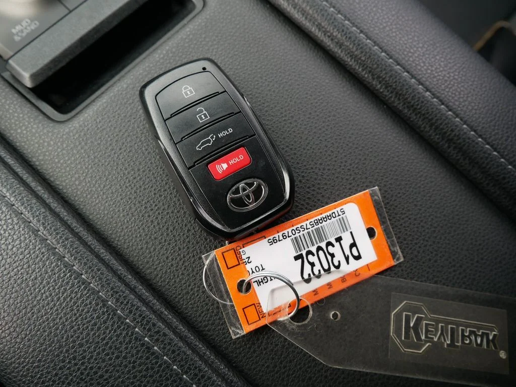 Used 2025  Toyota XLE image 31