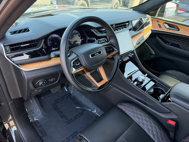 Used 2024 Pearlcoat Jeep Summit Reserve image 11