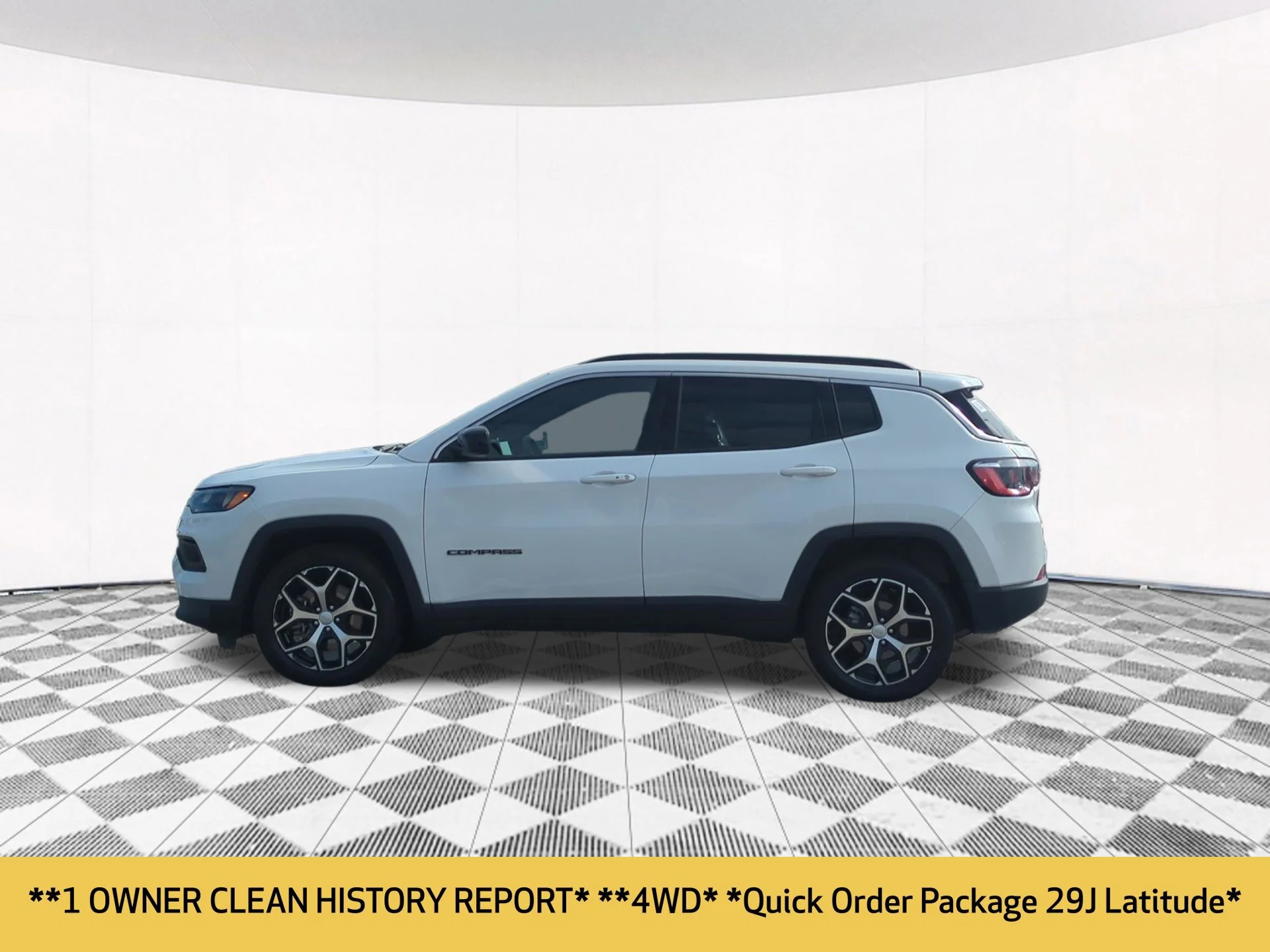 Used 2024  Jeep Latitude image 2