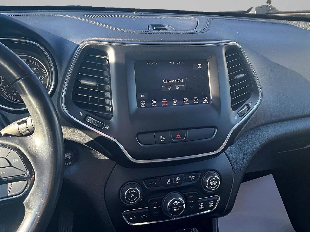 Used 2020 Black Jeep Latitude Plus image 22