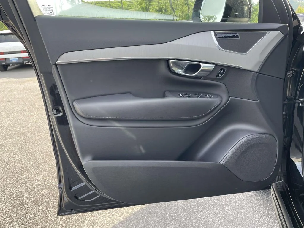 Used 2025 Onyx Black Metallic Volvo Core image 5