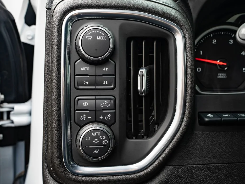 Used 2022 Iridescent Pearl Tricoat Chevrolet High Country image 40