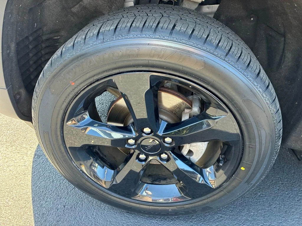 Used 2024 Silver Jeep Altitude X image 12