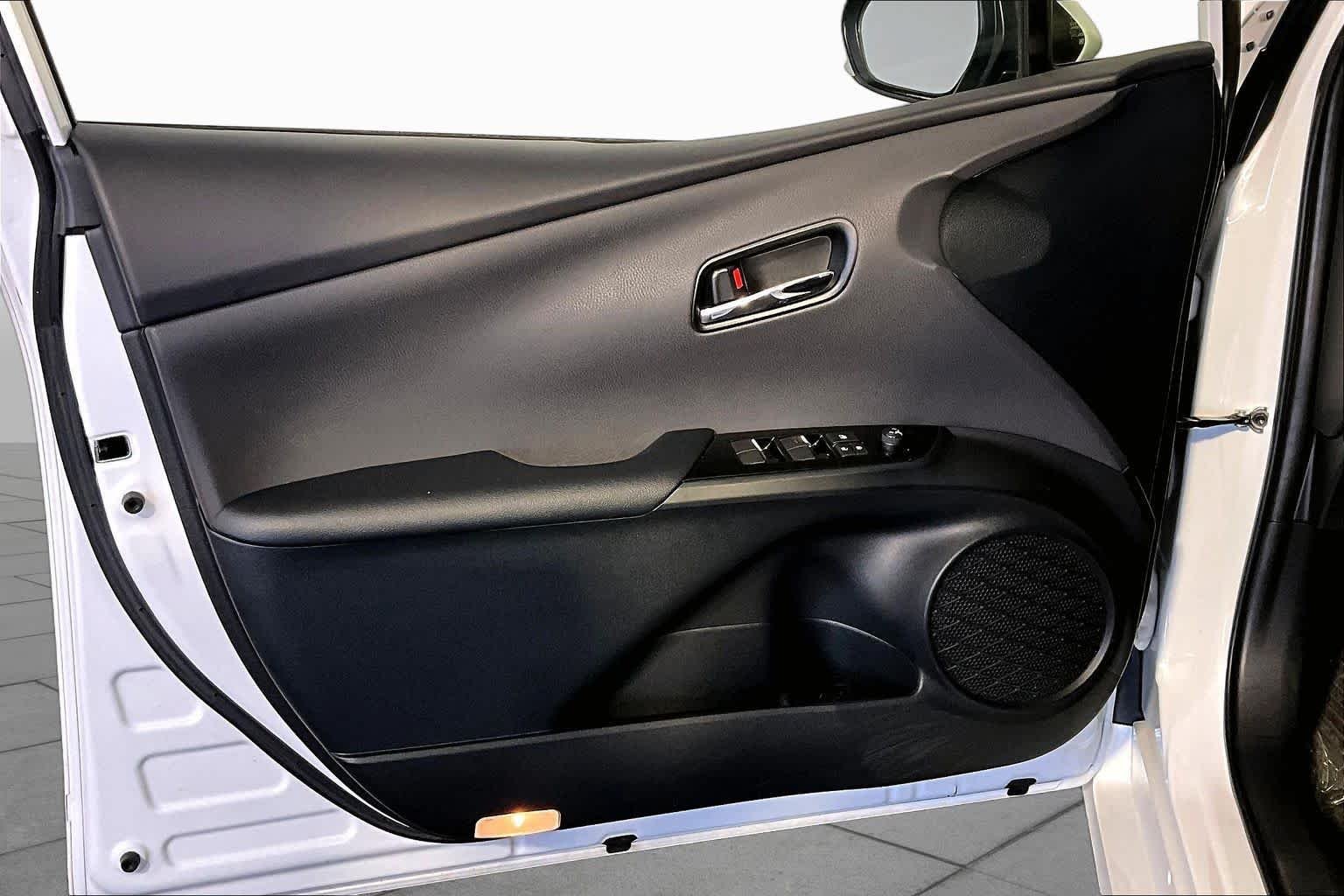 Used 2022 Wind Chill Pearl Toyota LE image 21