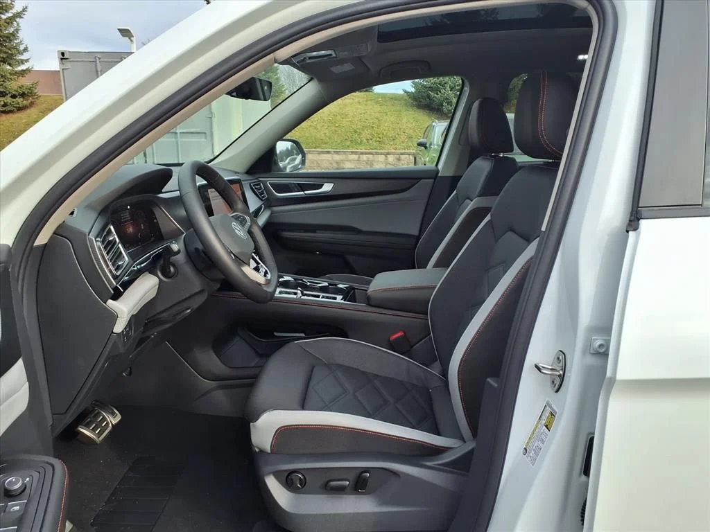 New 2026 Opal White Pearl Volkswagen 2.0T Peak Edition image 9