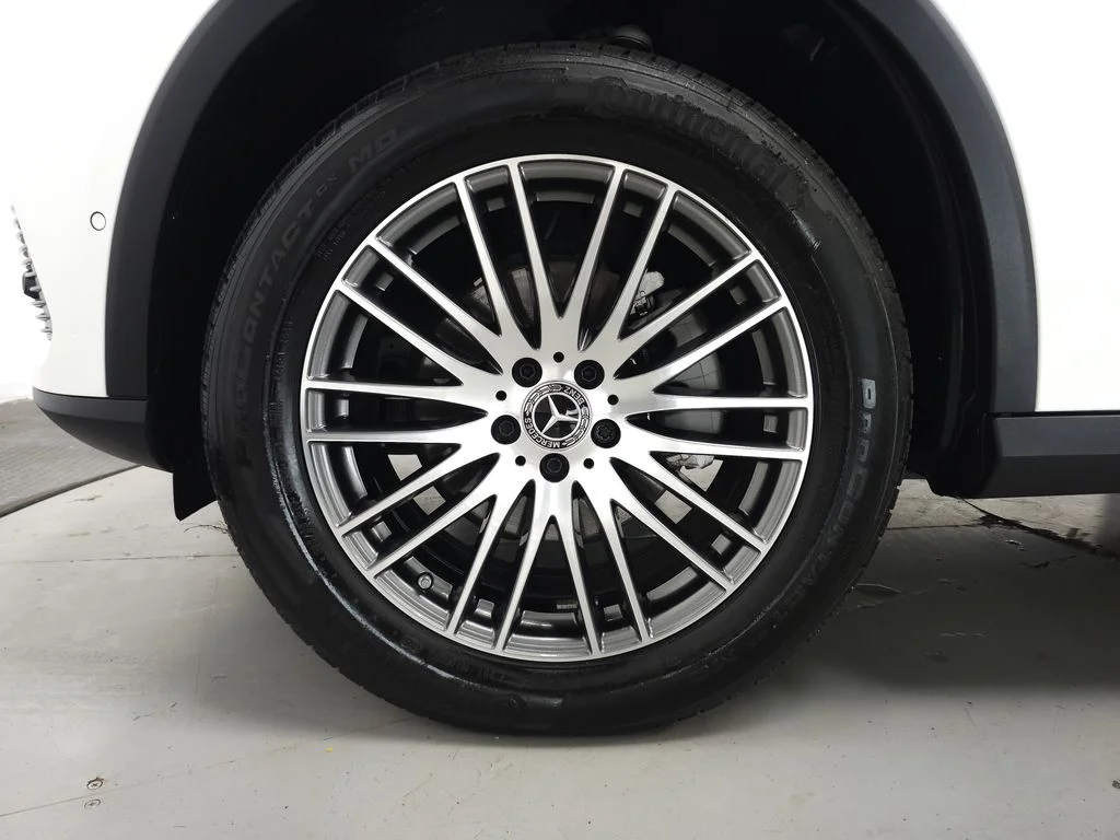 Certified Used 2026 Polar White Mercedes-Benz GLC 300 image 36