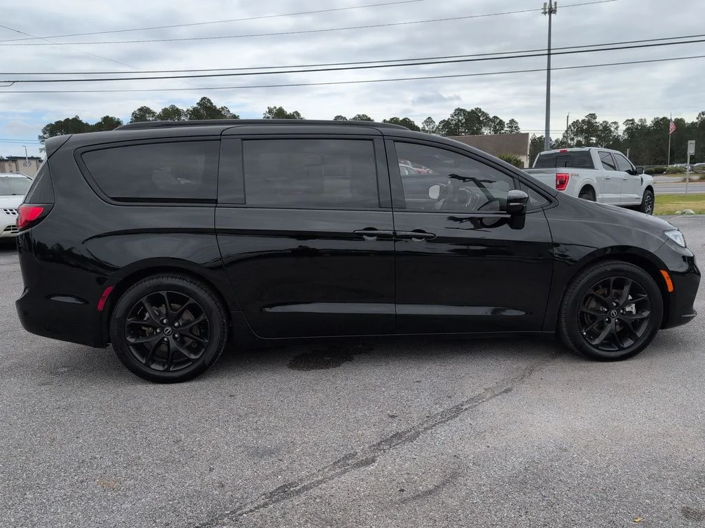 Used 2025 Black Chrysler Limited image 6