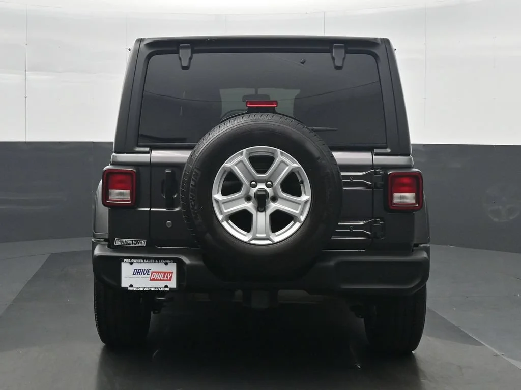 Used 2018 Gray Jeep Unlimited Sport S image 5