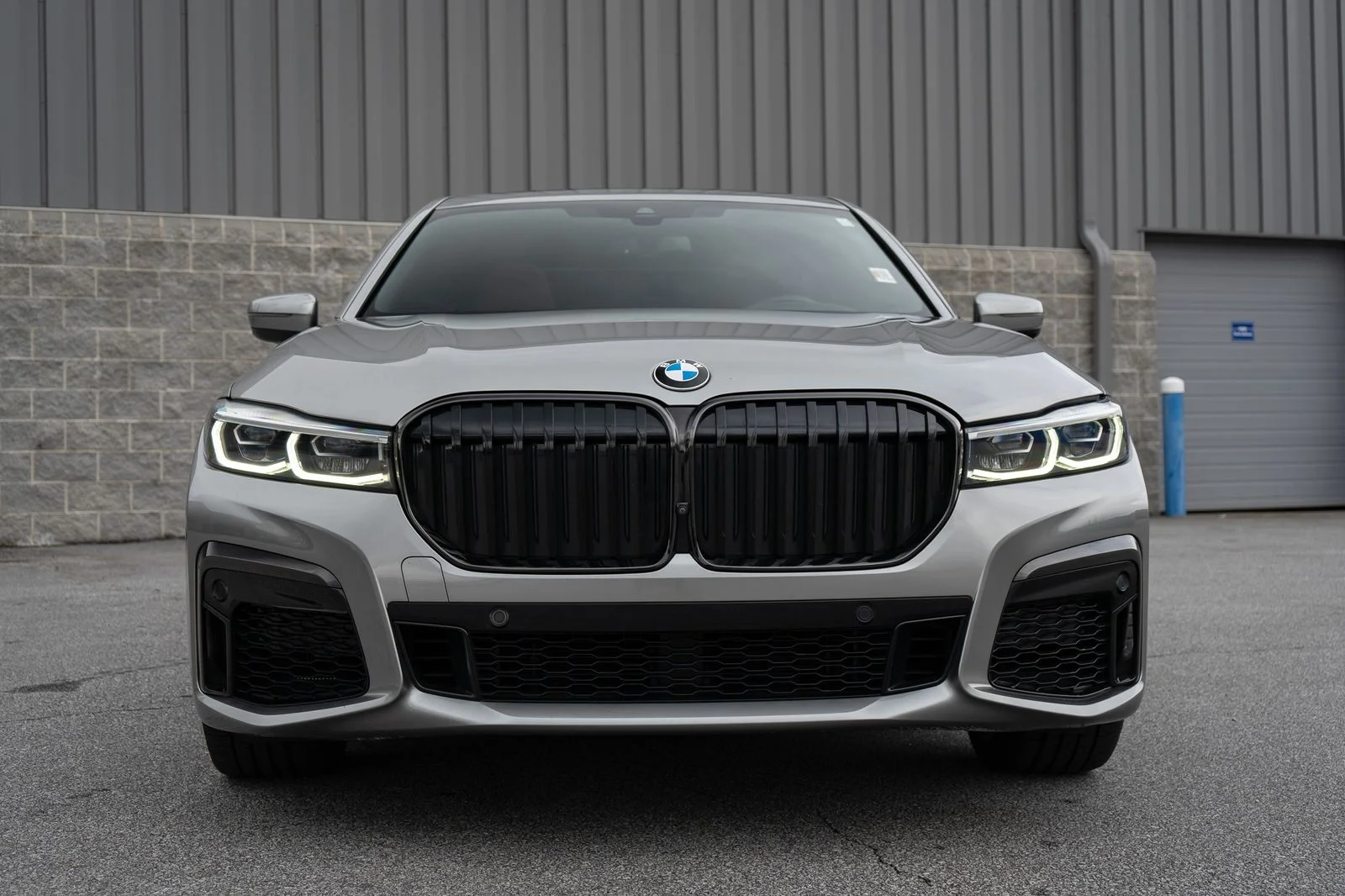 Used 2022 Gray BMW 750i xDrive image 8