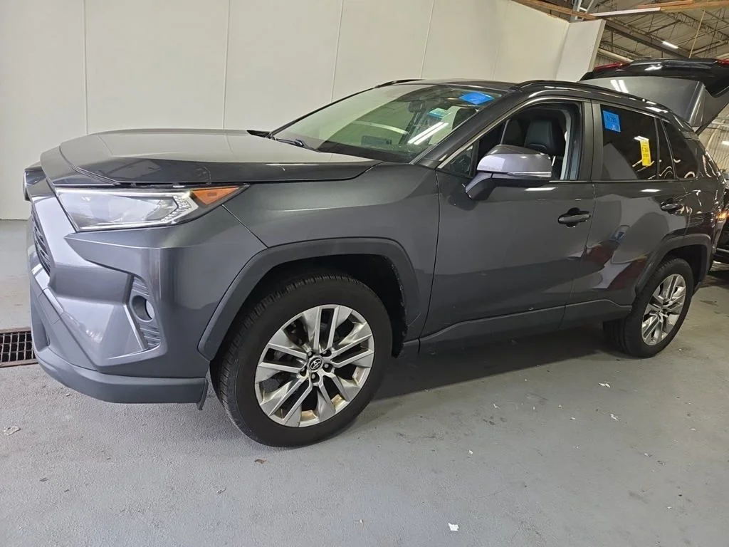 Used 2019 Gray Toyota XLE Premium image 2
