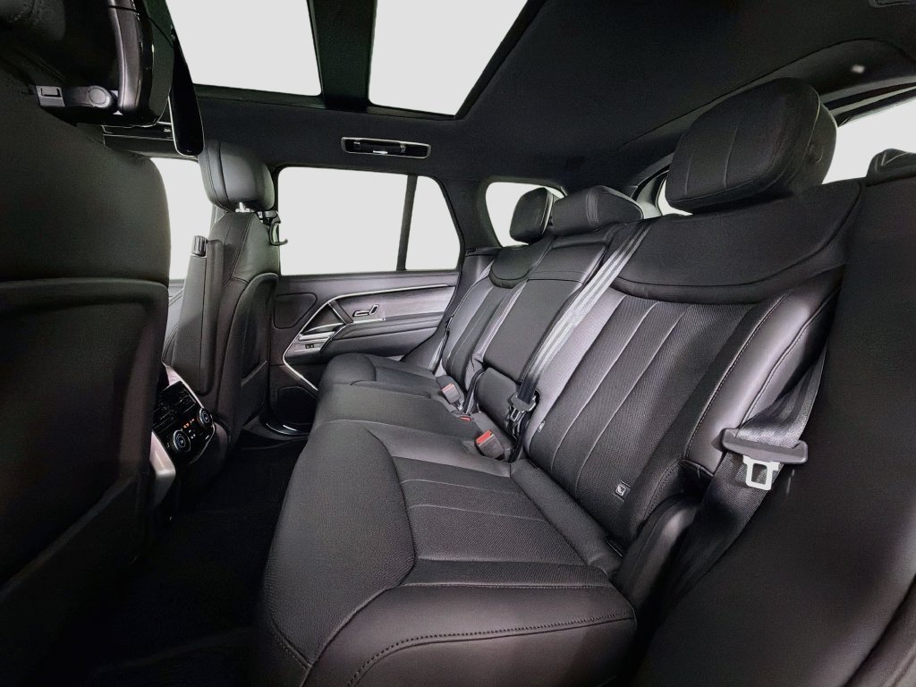 New 2027 Santorini Black Land Rover SE image 26