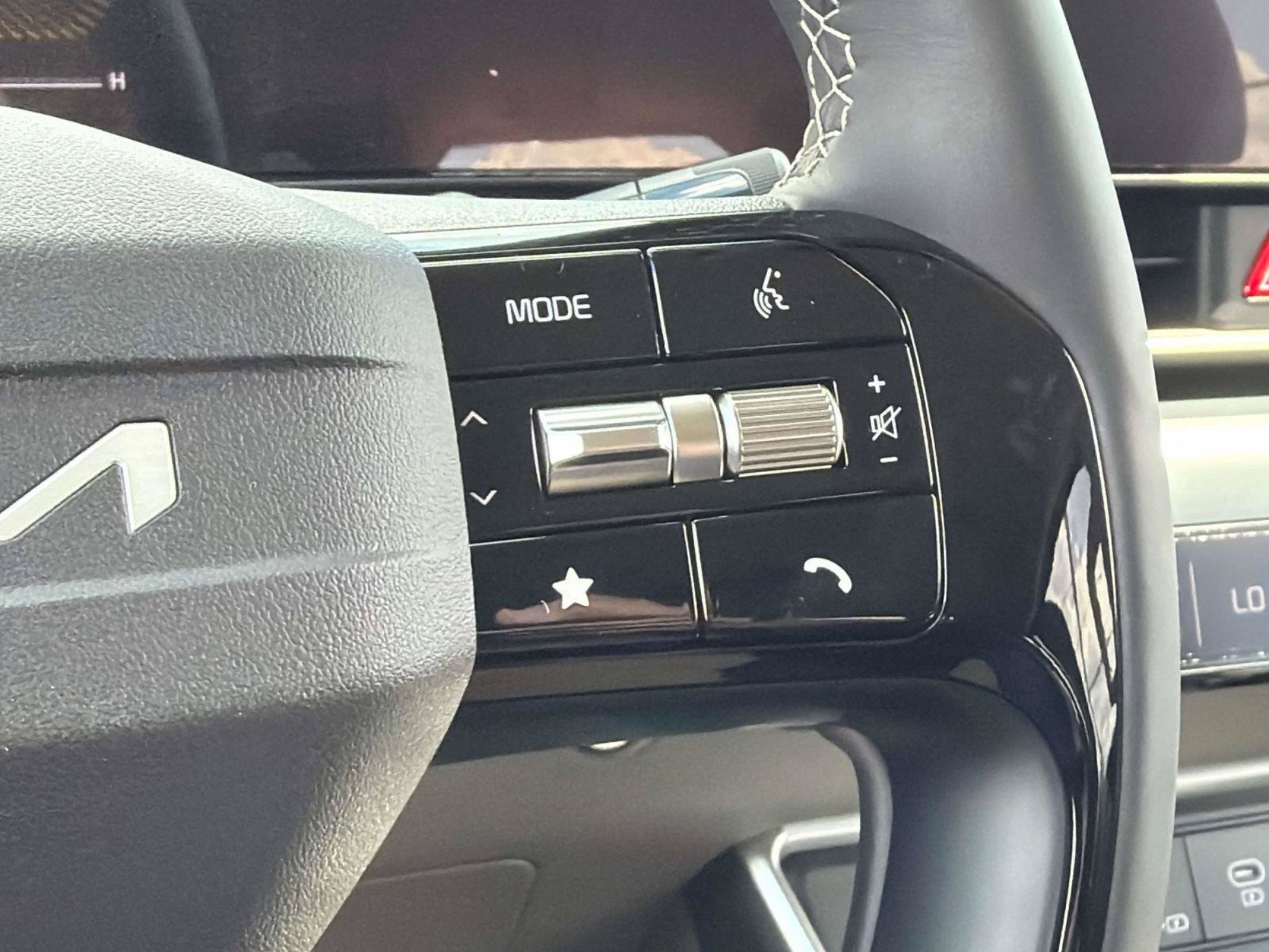 New 2027 Ceramic Silver Kia LX image 23
