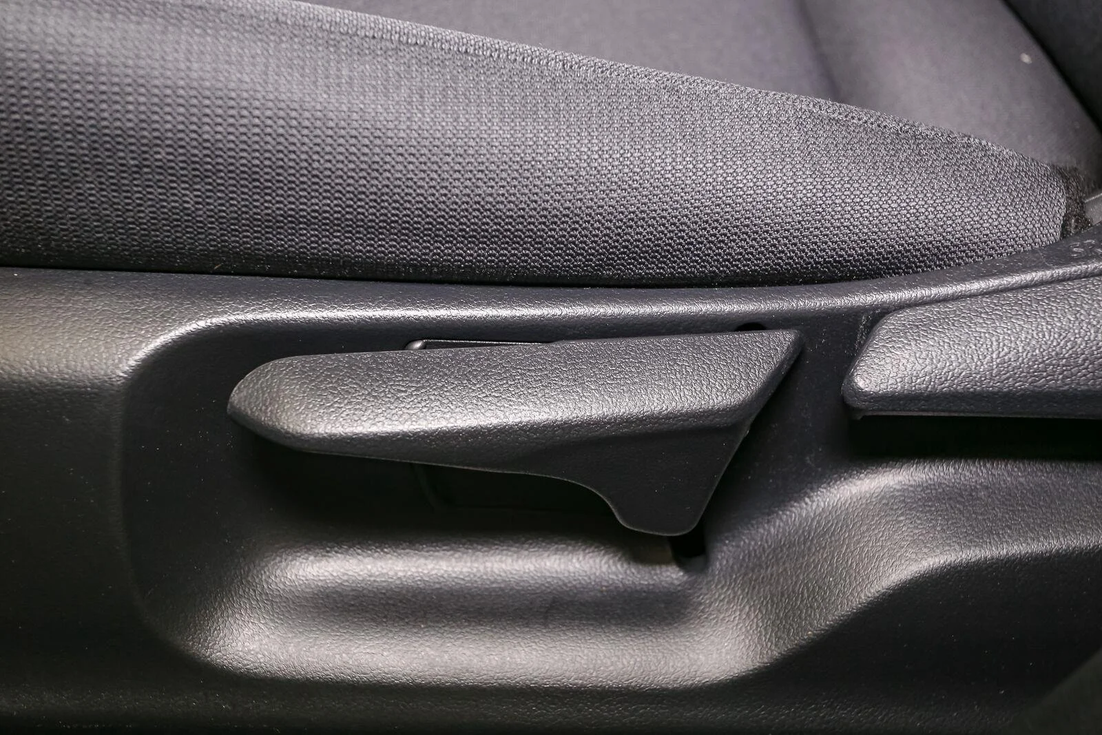 Used 2022 Wind Chill Pearl Toyota LE image 47