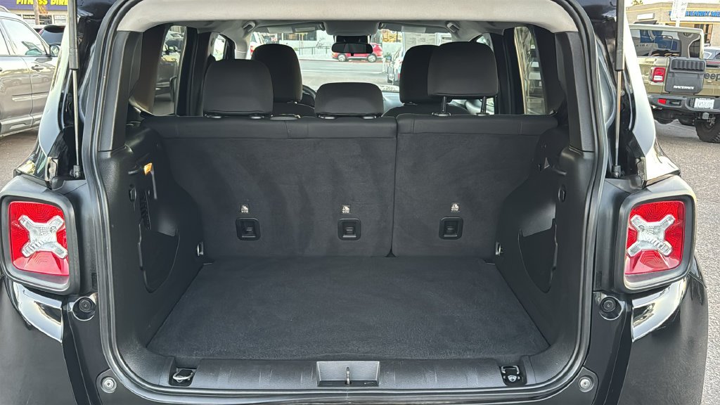 Used 2023 Black Jeep Latitude image 12