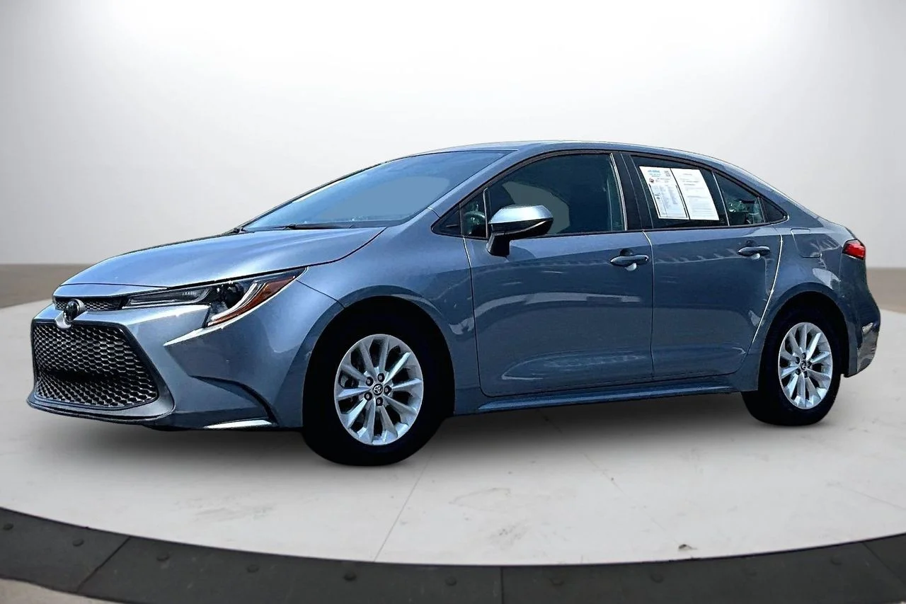 Certified Used 2021  Toyota LE image 4